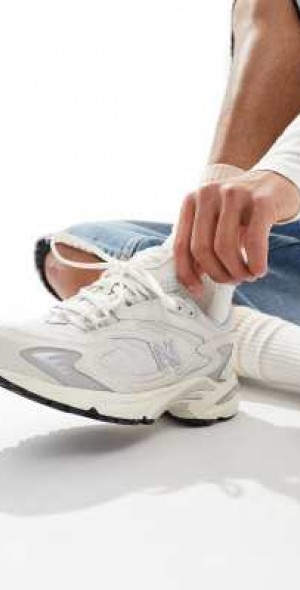 New Balance 725 sneakers in white with cream