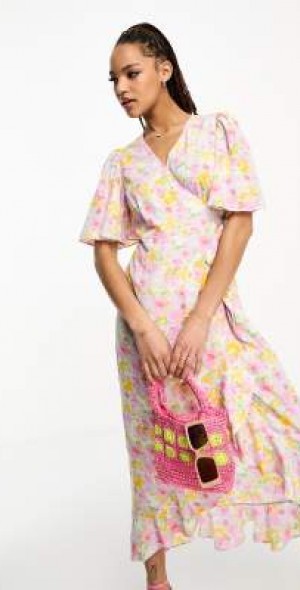 vero moda pink floral dress VERO MODA | The dress that feels like summer instantly Soft pink tones, flowing ruffles, and sunset plans waiting to happen. Shop it in store or