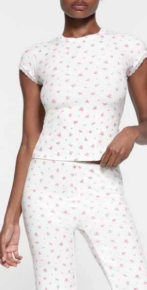 Skims White Floral Soft 半袖Tシャツ SKIMS - Soft Lounge Lace T-Shirt in Neon Orchid Rose Print at