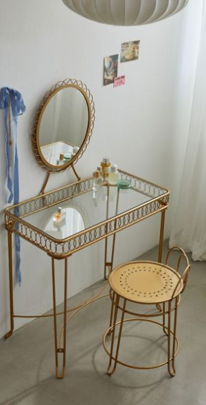 Urban Outfitters - Wire Loop Vanity in Gold at